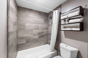 Bañera con ducha, artículos de tocador gratuitos, secador de pelo