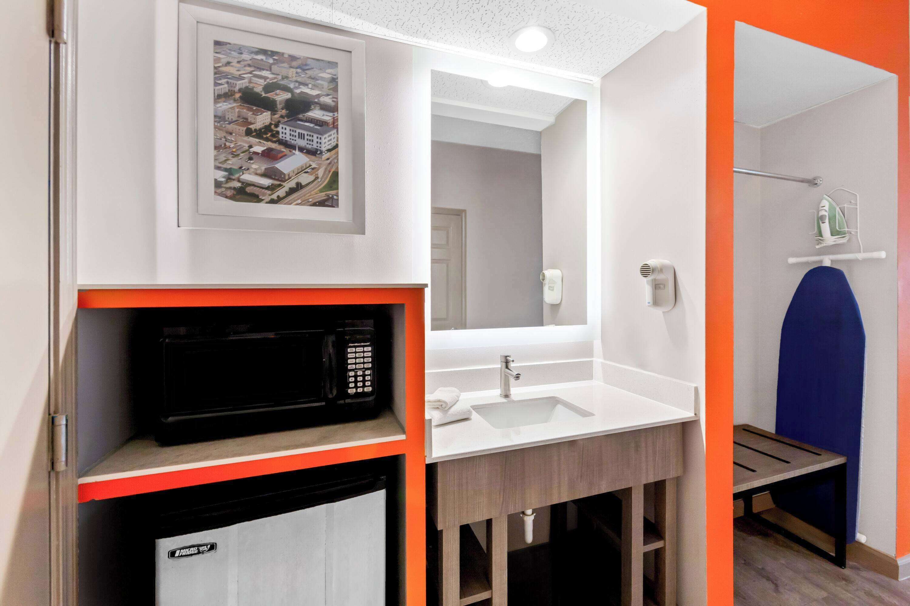 Habitación, 1 cama King size, con acceso para personas discapacitadas, para no fumadores | Camas con pillow-top, escritorio y tabla de planchar con plancha 