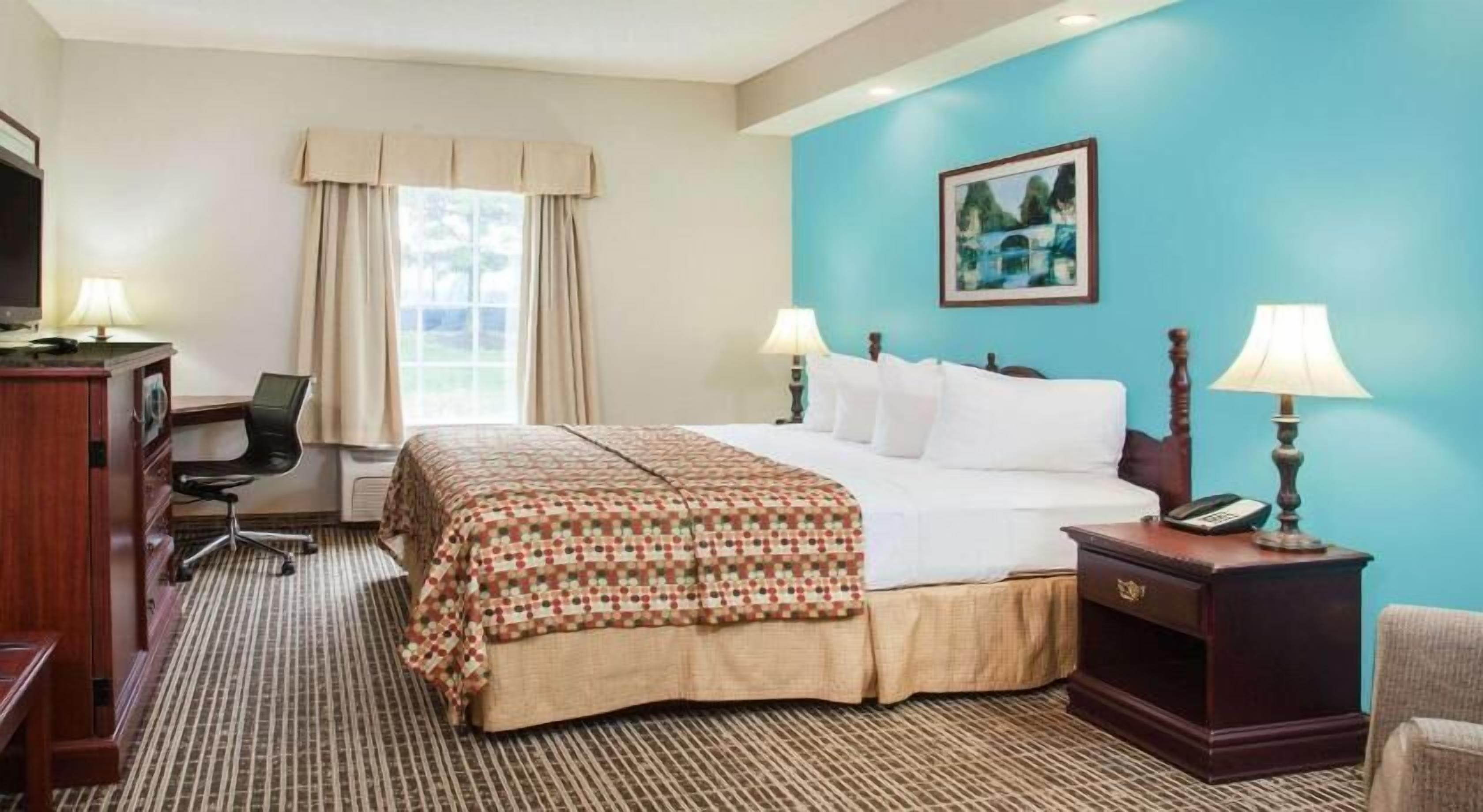 Pillowtop beds, desk, iron/ironing board, free WiFi