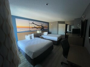 Rom – standard, 2 dobbeltsenger, ikke-røyk | Sengetøy av topp kvalitet, senger med overmadrass og skrivebord