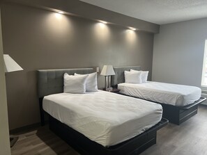 Chambre Standard, 2 lits doubles, accessible aux personnes à mobilité réduite, non-fumeur | Bureau, fer et planche à repasser, accès au Wi-Fi (inclus)