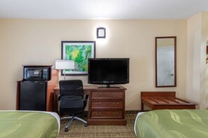 Colchones con pillow-top, escritorio y cortinas blackout 