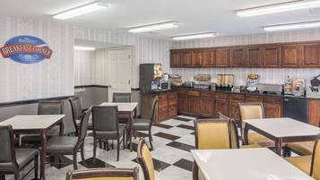 Café da manhã com buffet grátis todos os dias