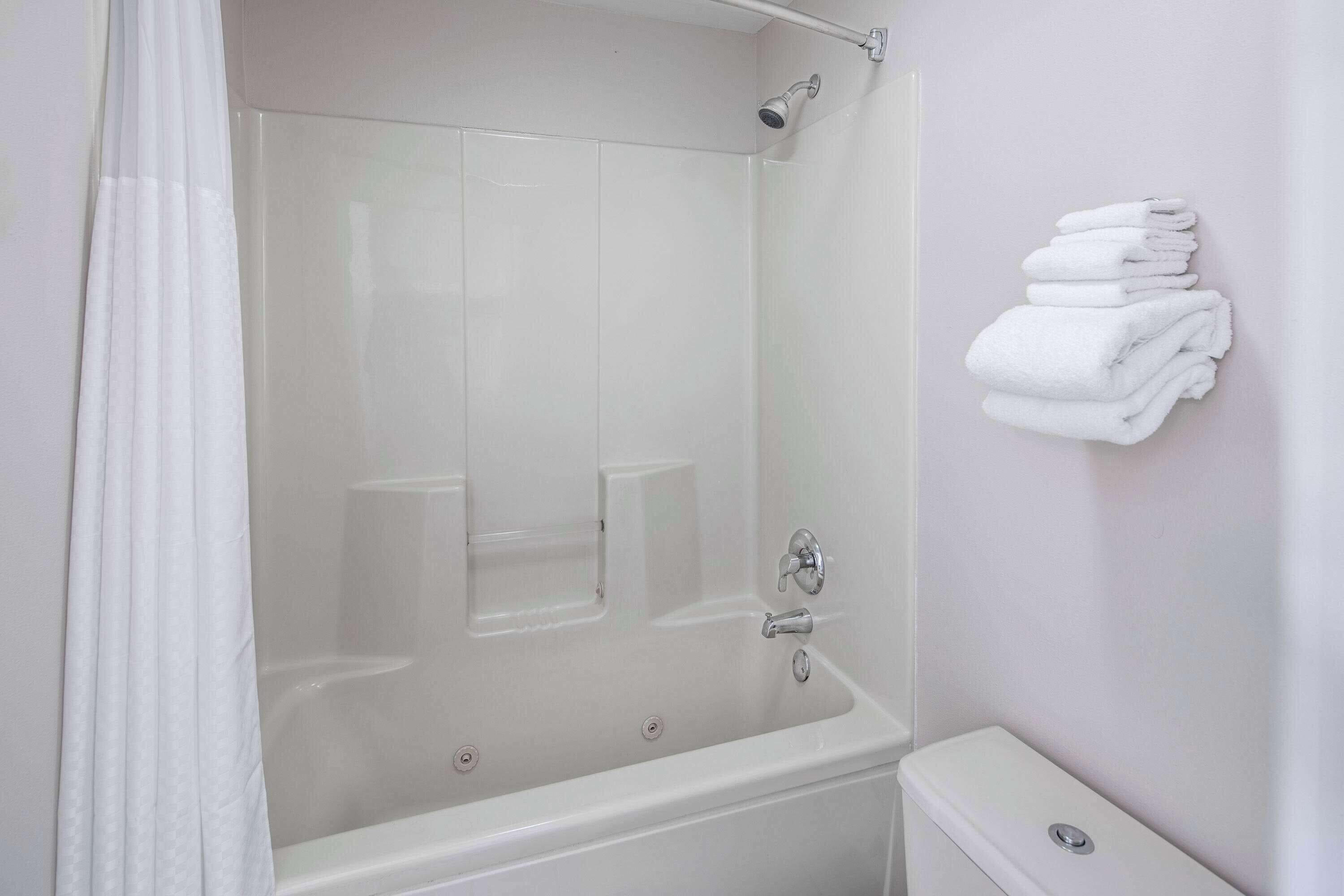 Combined shower/bathtub, free toiletries, hair dryer, towels