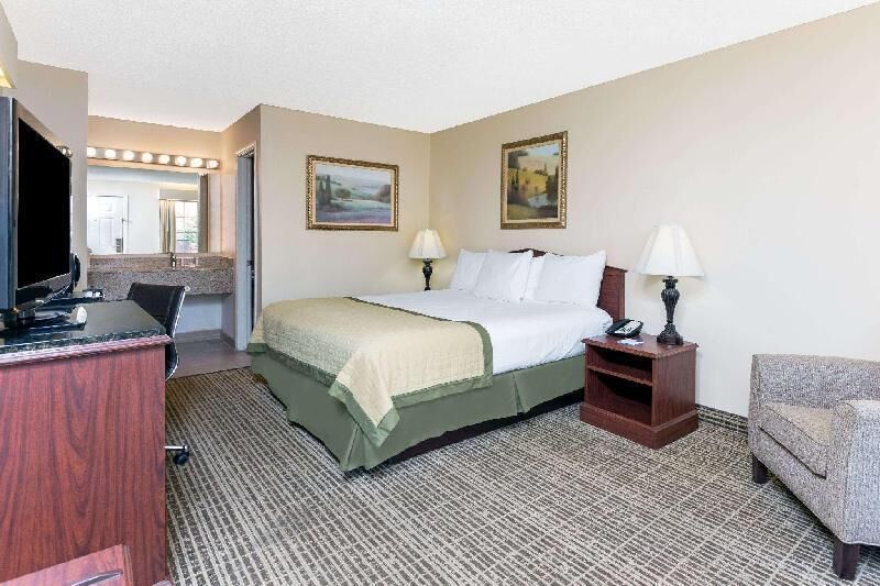 Desk, blackout drapes, iron/ironing board, free WiFi