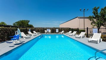 Una piscina al aire libre de temporada