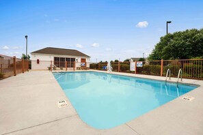 Piscine extérieure en saison