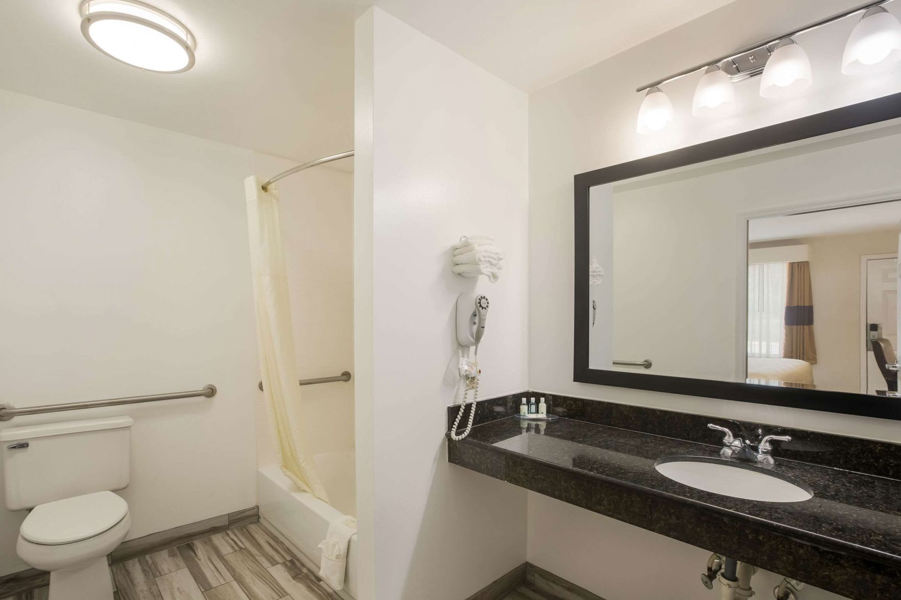 Bathroom | Combined shower/bathtub, hair dryer, towels