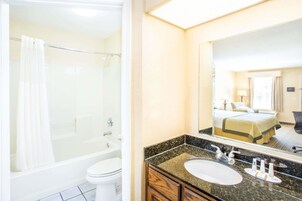 Bañera con ducha, secador de pelo, toallas