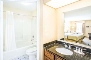 Combined shower/tub, hair dryer, towels