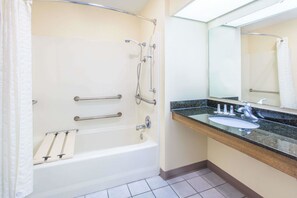 Gabungan pancuran/tab mandi, pengering rambut, tuala disediakan 