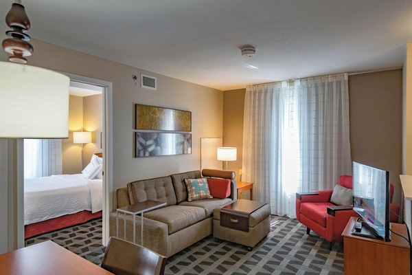 Suite, 2 Bedrooms | Living room | 32-inch TV with cable channels
