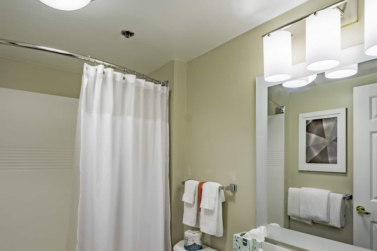 Amenidades de baño gratuitas, secadora de cabello, toallas
