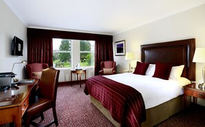 Hypo-allergenic bedding, desk, iron/ironing board, free WiFi