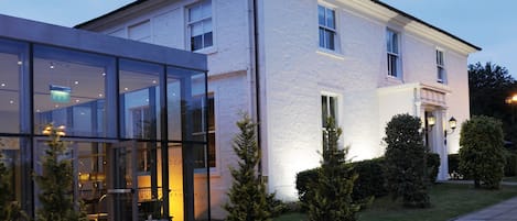 Façade de l’hébergement - soirée/nuit