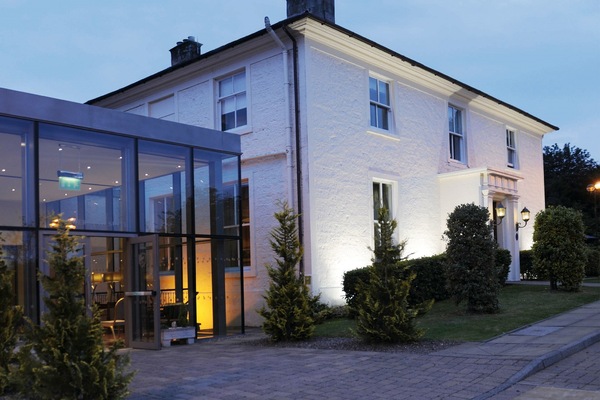 Majoituspaikan julkisivu illalla/yöllä