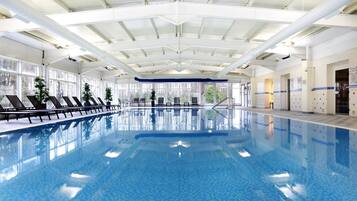 Indoor pool, sun loungers