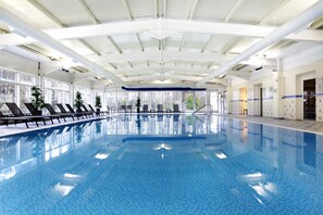 Piscine couverte, chaises longues