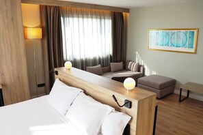 客房內保險箱、書桌、筆電工作空間、遮光布/窗簾