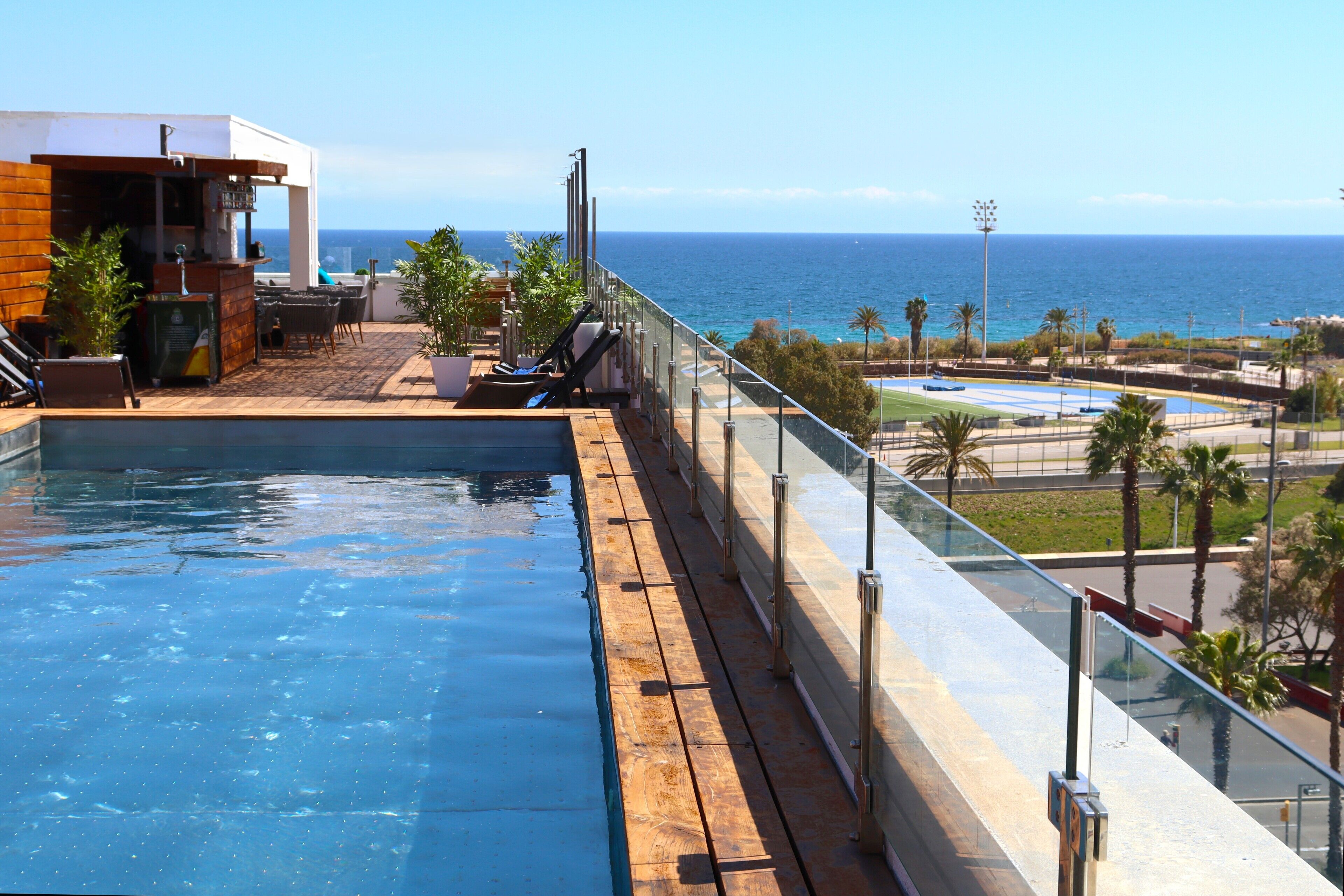 Piscine extérieure, chaises longues