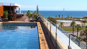 Ulkouima-allas, aurinkotuoleja