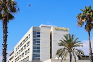 Un hôtel moderne dont la façade porte l’inscription « EURO HOTEL ».