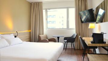 1 makuuhuone, tallelokero huoneessa, työpöytä