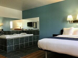 Room, 1 Queen Bed, Non Smoking (Efficiency) | Desk, laptop workspace, blackout drapes, free WiFi - Travelodge Inn & Suites by Wyndham Missoula University Park (Missoula)