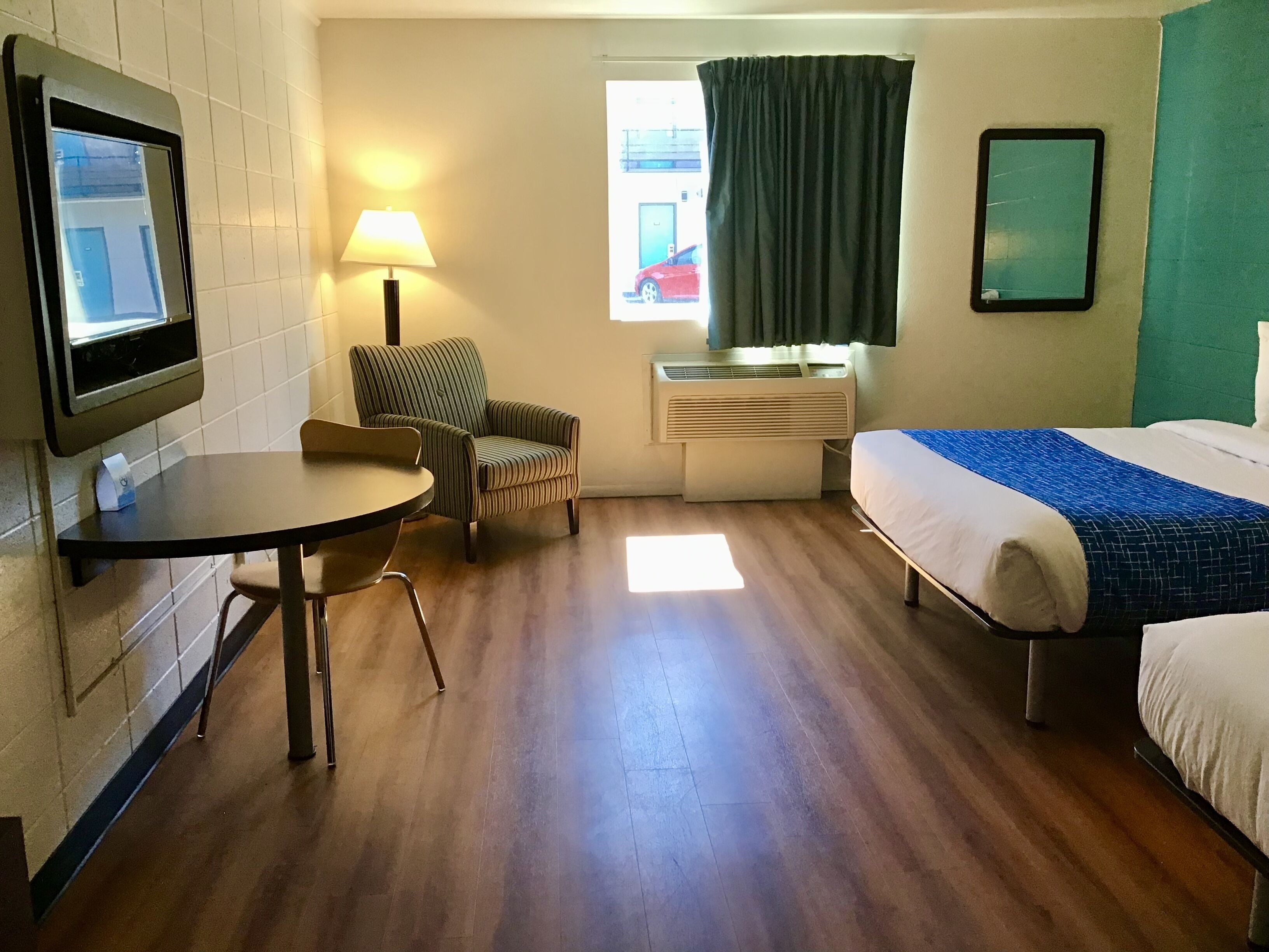 ルーム クイーンベッド 2 台 禁煙 | デスク、ノートパソコン用作業スペース、遮光カーテン、WiFi (無料)