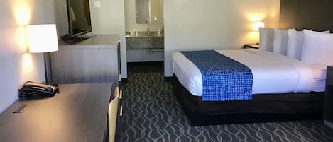 Escritorio, espacio para trabajar con laptop y cortinas blackout