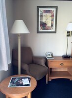 1 habitación, decoración personalizada, muebles diferentes y escritorio 