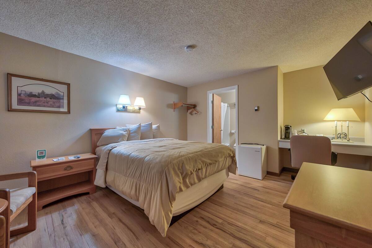 Standard Room, 1 Queen Bed | 1 bedroom, desk, laptop workspace, blackout drapes