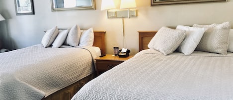 Superior-rum - 2 queensize-sängar | 1 sovrum, individuell inredning, unika möbler och skrivbord