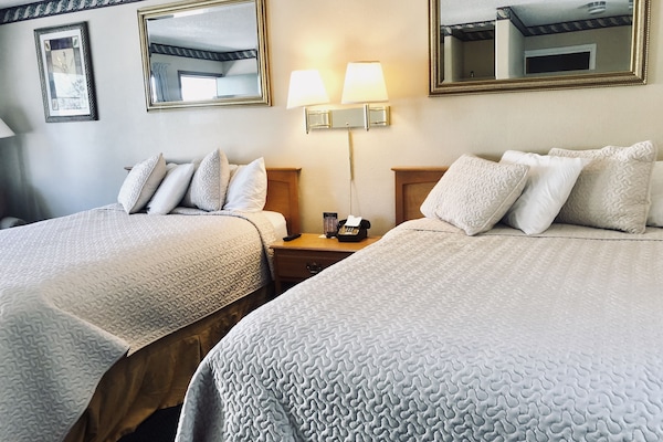 1 habitación, decoración personalizada, muebles diferentes y escritorio