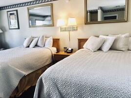 1 habitación, decoración personalizada, muebles diferentes y escritorio 