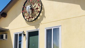 Un bâtiment doté d’une grande horloge, d’un banc en bois et de deux statues d’ours.