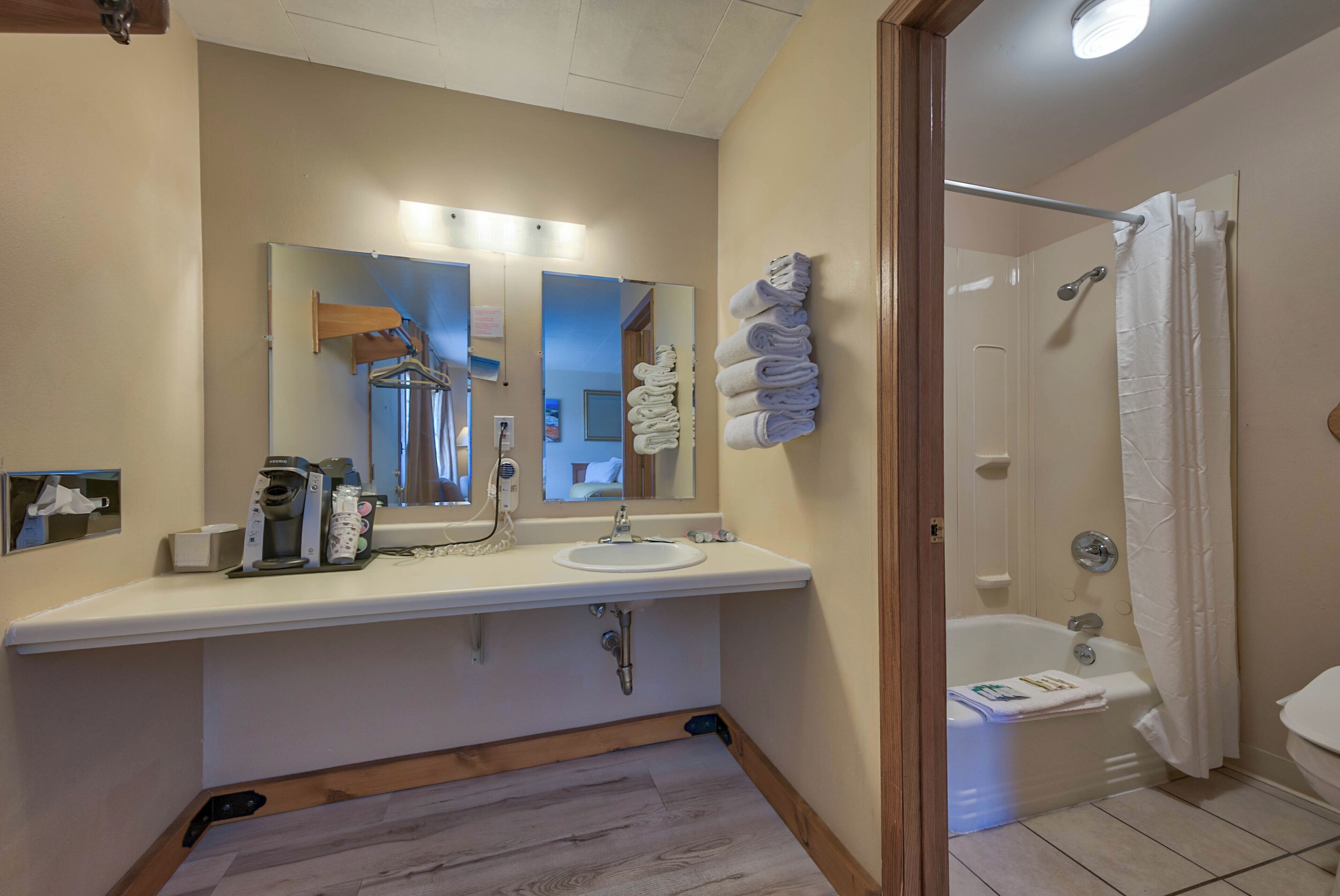 Standard Room, 1 Queen Bed | Bathroom shower