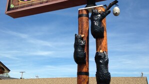 Un panneau indiquant le « Western Rose Motel », orné d’une rose et d’une image d’ours.