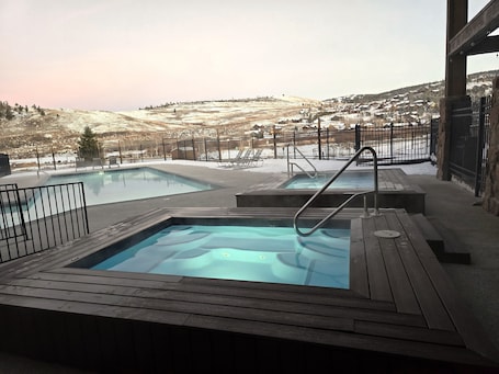 Una piscina al aire libre. Inn at SilverCreek