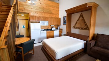 Loft (No Air Conditioning) | Área de sala de estar | Televisión de pantalla plana