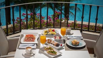 Se ofrece un desayuno bufé (28 EUR por persona)