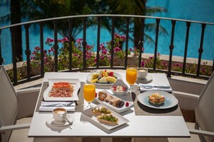 Se ofrece un desayuno bufé (28 EUR por persona)