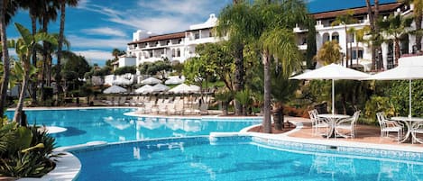 2 piscinas al aire libre, sombrillas, sillones reclinables de piscina