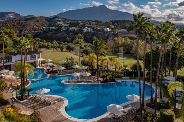 2 buitenzwembaden, parasols bij het zwembad en ligstoelen