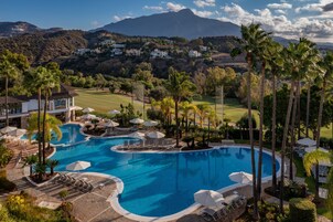 2 piscinas al aire libre, sombrillas, tumbonas