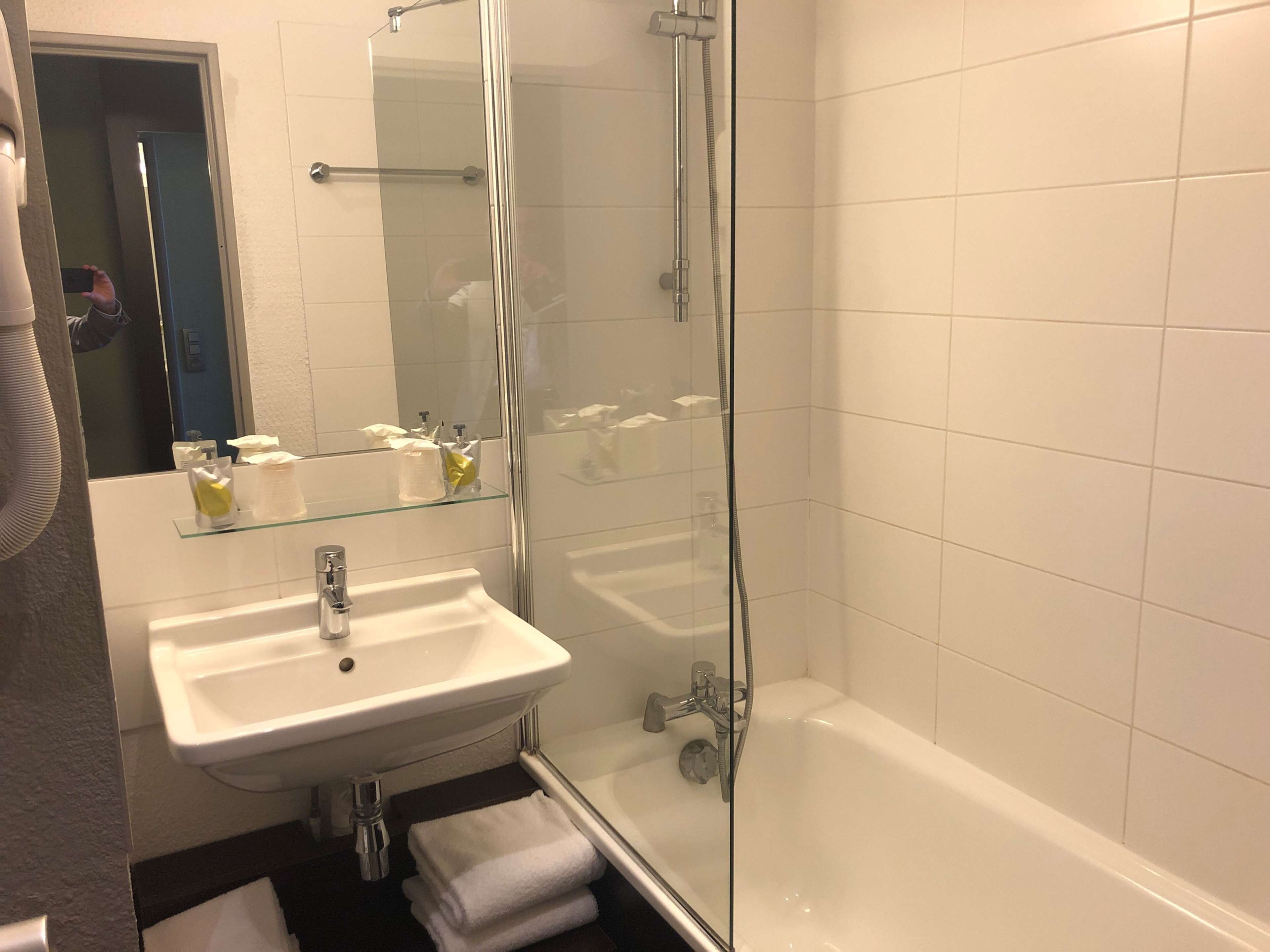 eco-friendly toiletries, towels