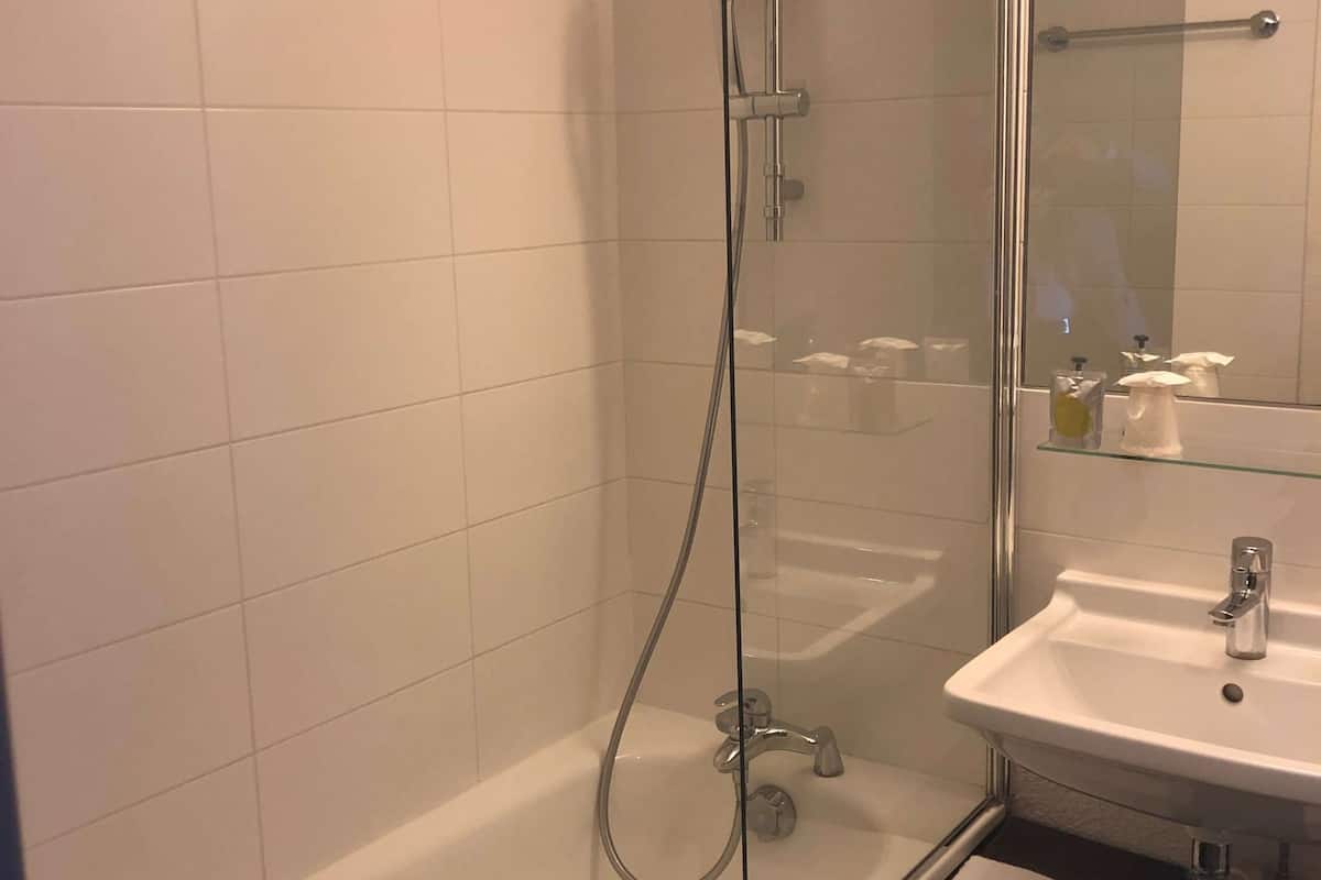 eco-friendly toiletries, towels