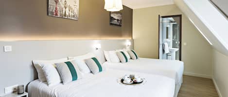 Chambre Familiale | Décoration personnalisée, bureau, rideaux occultants