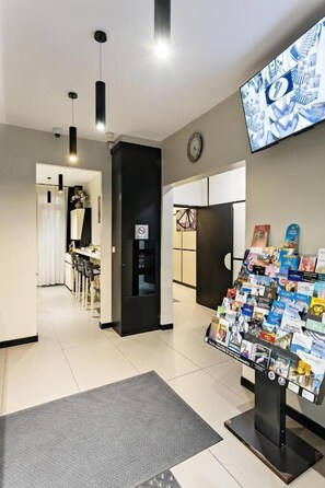 Reception - Modern Hotel (Paris)