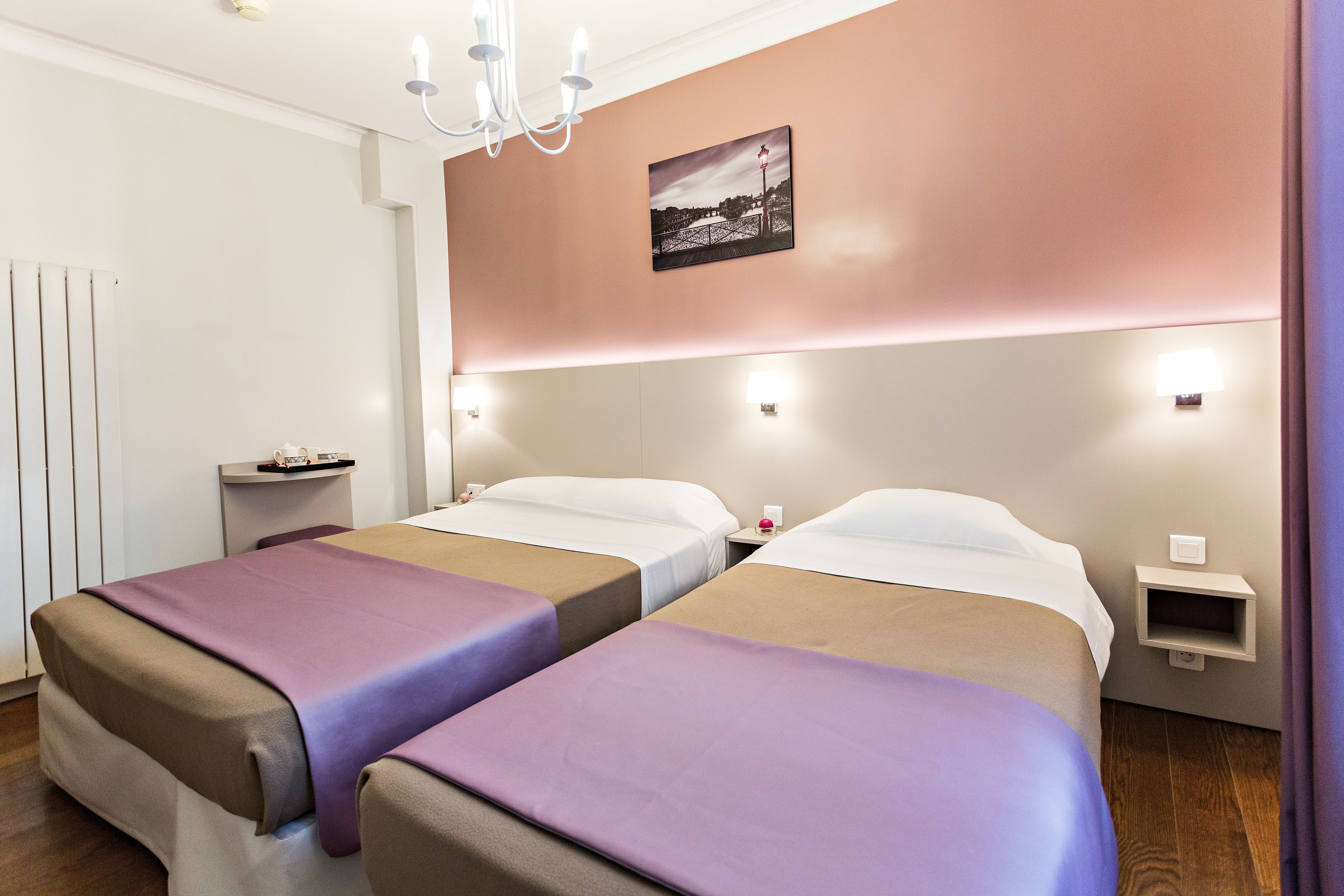 Habitación con 2 camas individuales | Decoración individual, escritorio, cortinas opacas